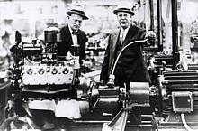 Der erste Ford V-8 Motor aus dem Ford Werk Koeln-Niehl, 1935. 